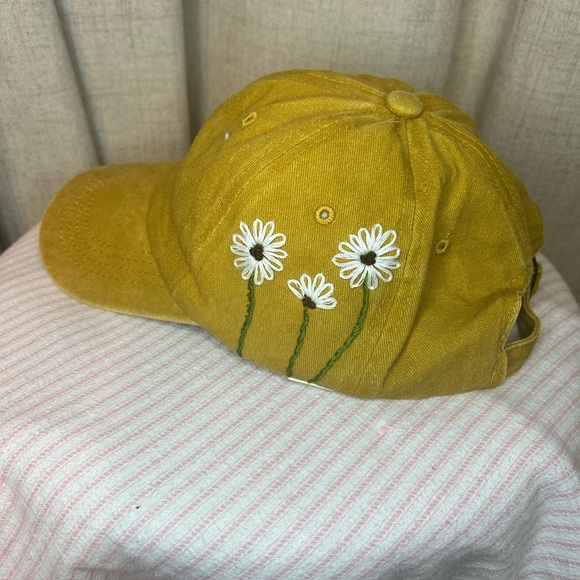 Hand Embroidered Golden Yellow Daisy Hat - Picture 1 of 1